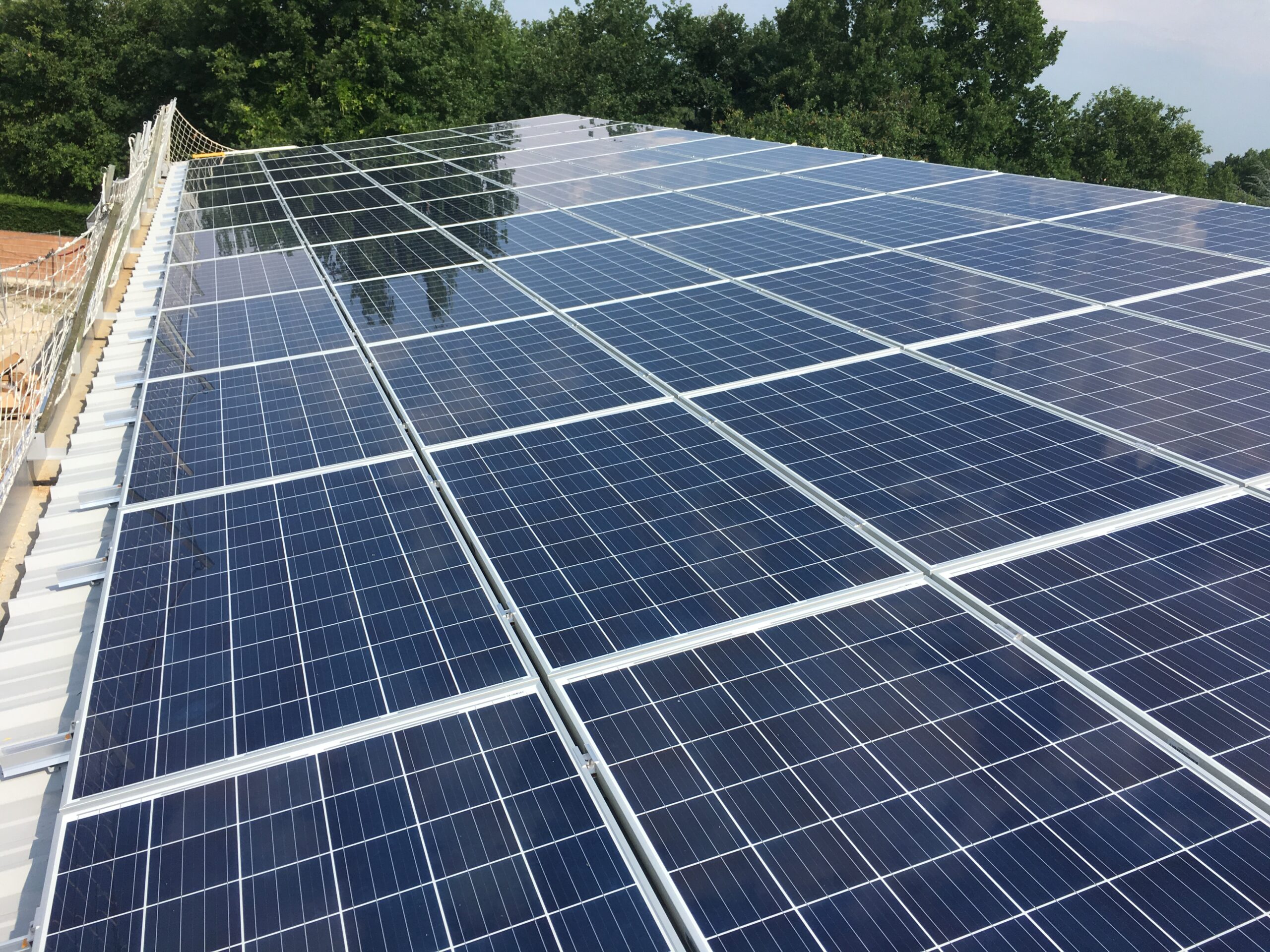 Panneaux photovoltaïques pour toiture industrielle